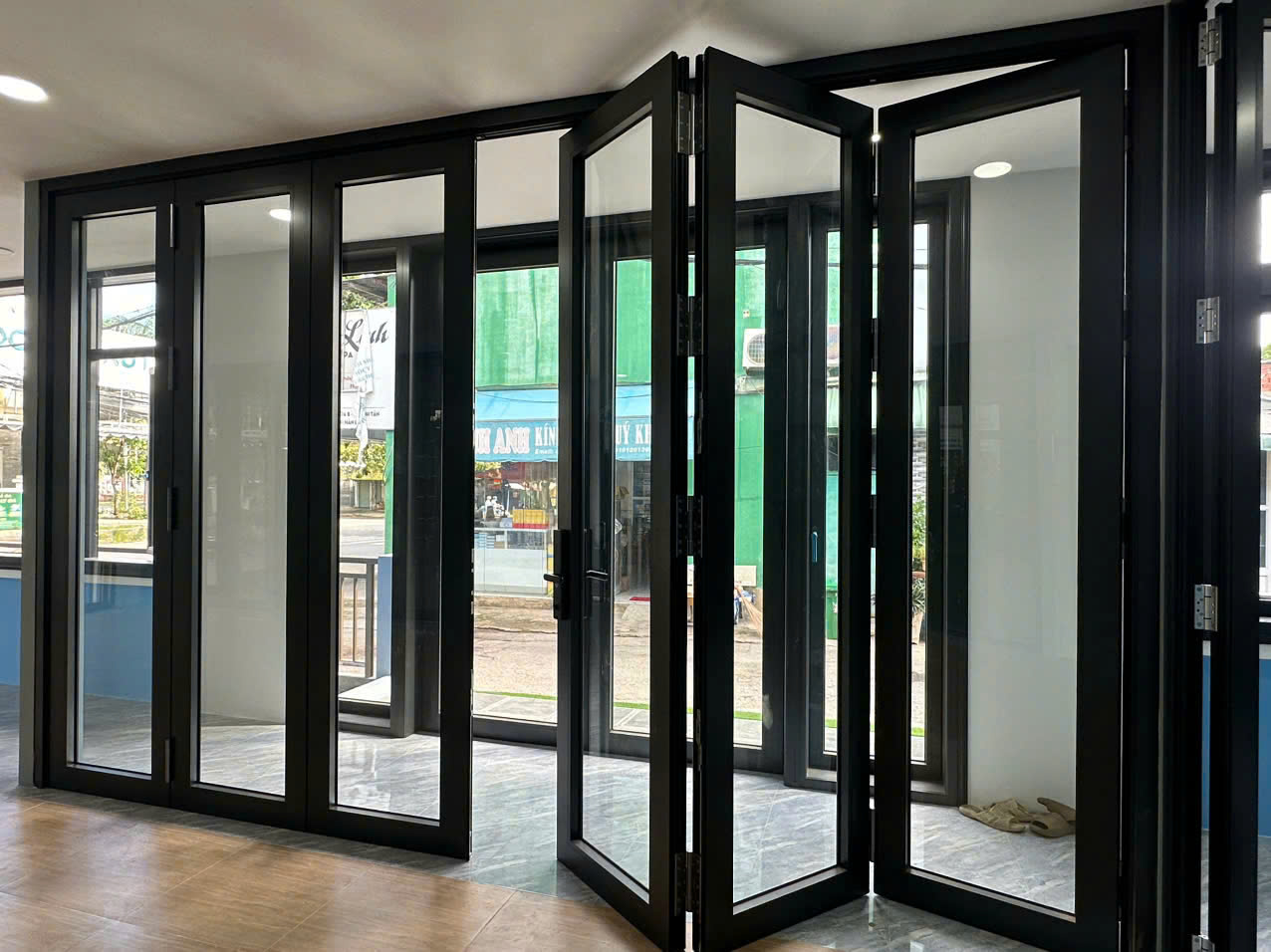 cửa nh&ocirc;m mở 2 chiều