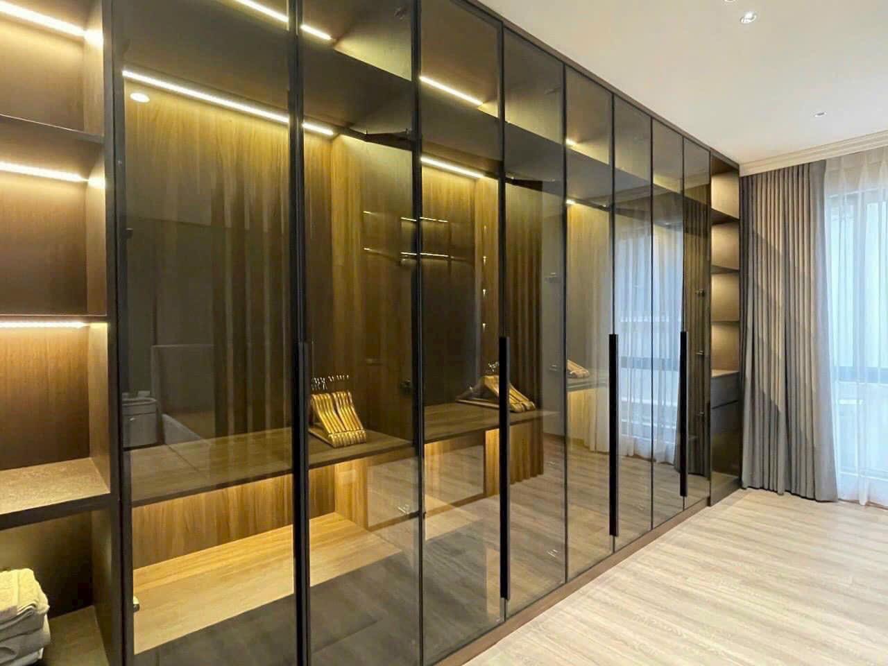 tủ đồ nh&ocirc;m c&aacute;nh k&iacute;nh cao cấp