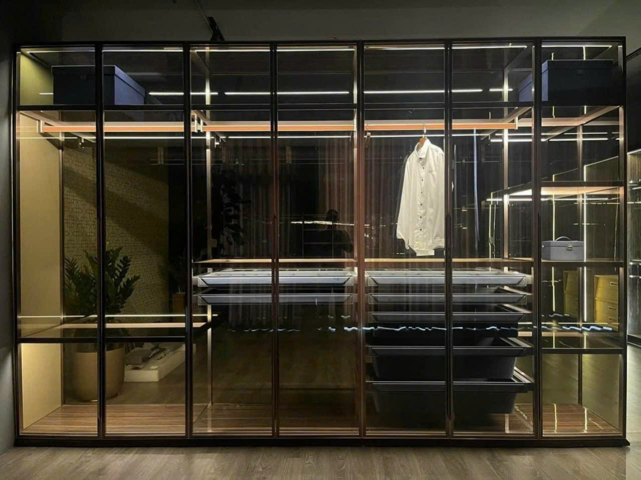 tủ đồ nh&ocirc;m c&aacute;nh k&iacute;nh cao cấp