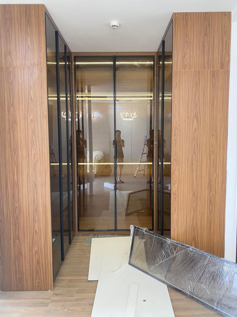 tủ đồ nh&ocirc;m c&aacute;nh k&iacute;nh cao cấp