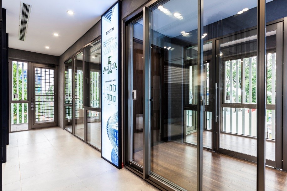 cửa nh&ocirc;m ch&acirc;u &acirc;u