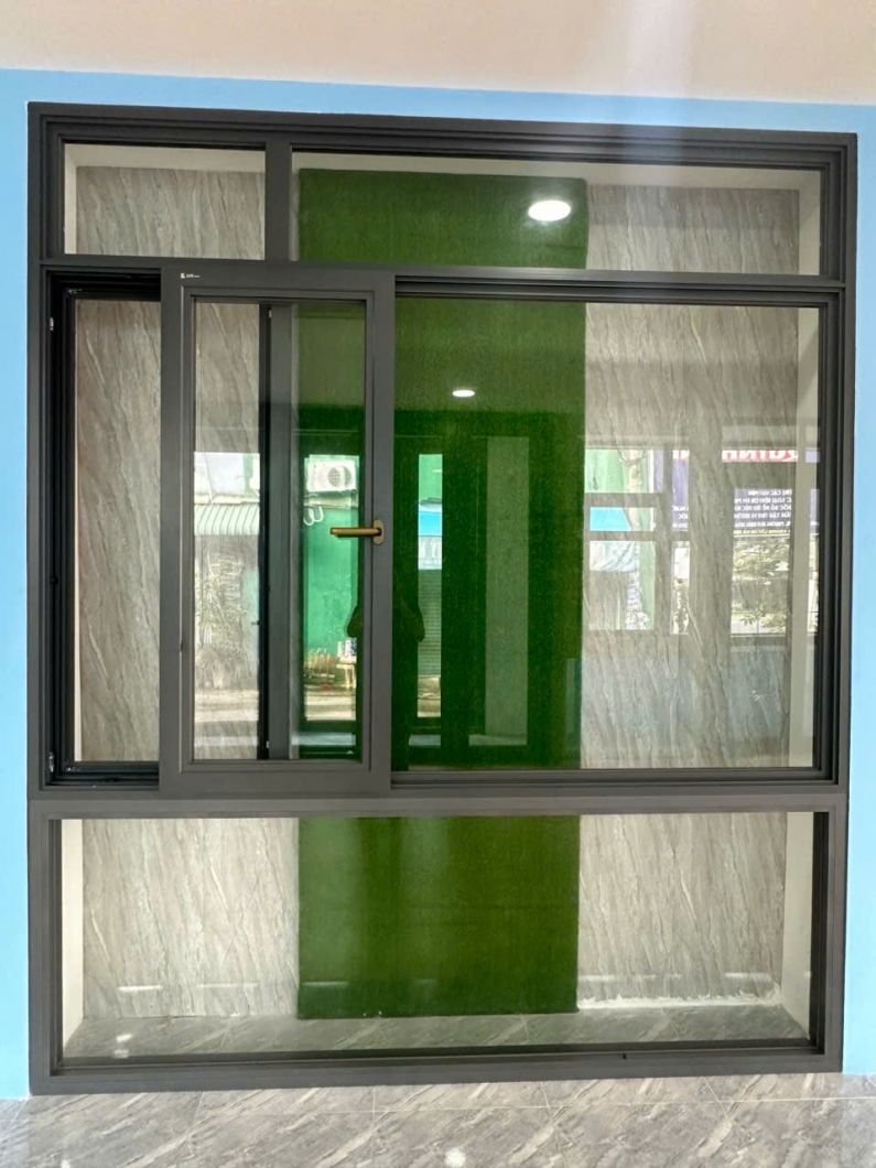 cửa nh&ocirc;m l&ugrave;a hất