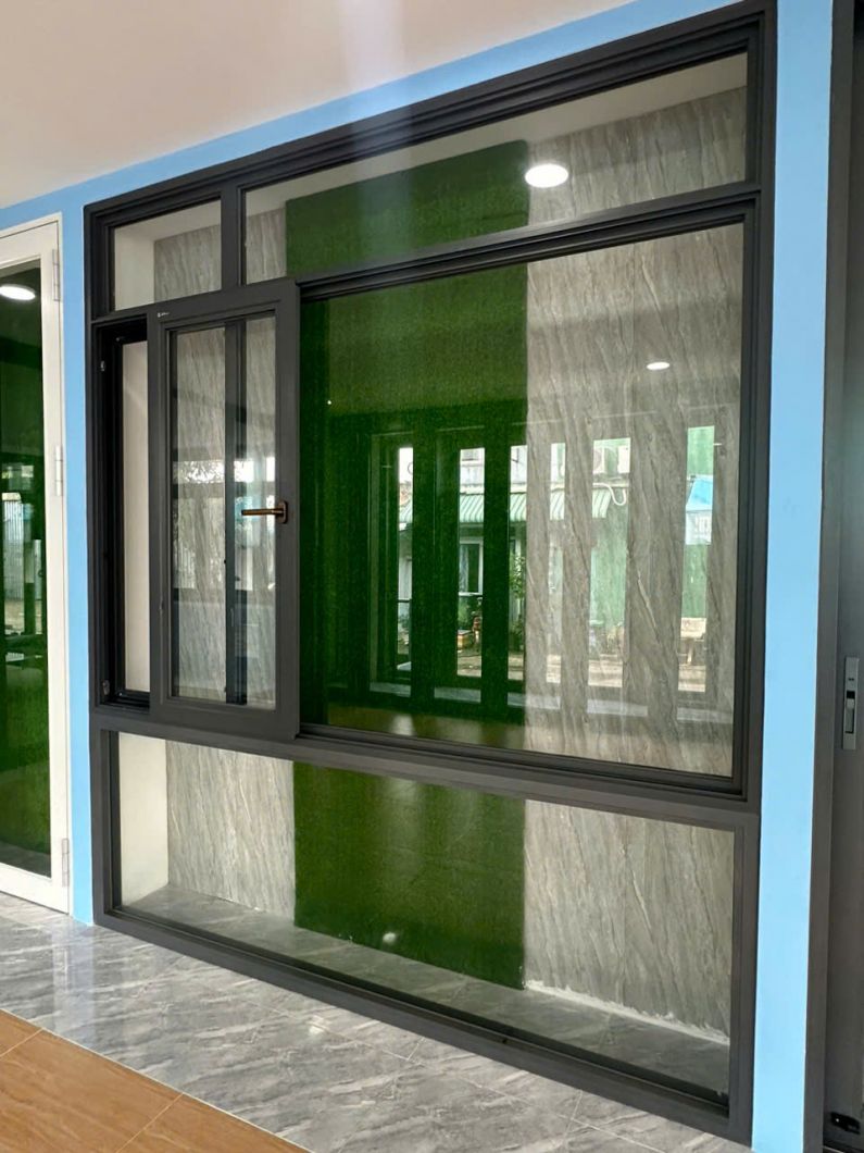 cửa nh&ocirc;m l&ugrave;a hất