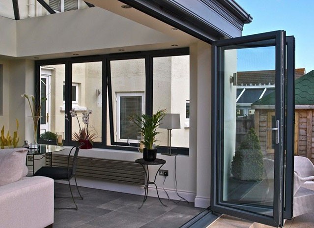 cửa nh&ocirc;m ch&acirc;u &acirc;u