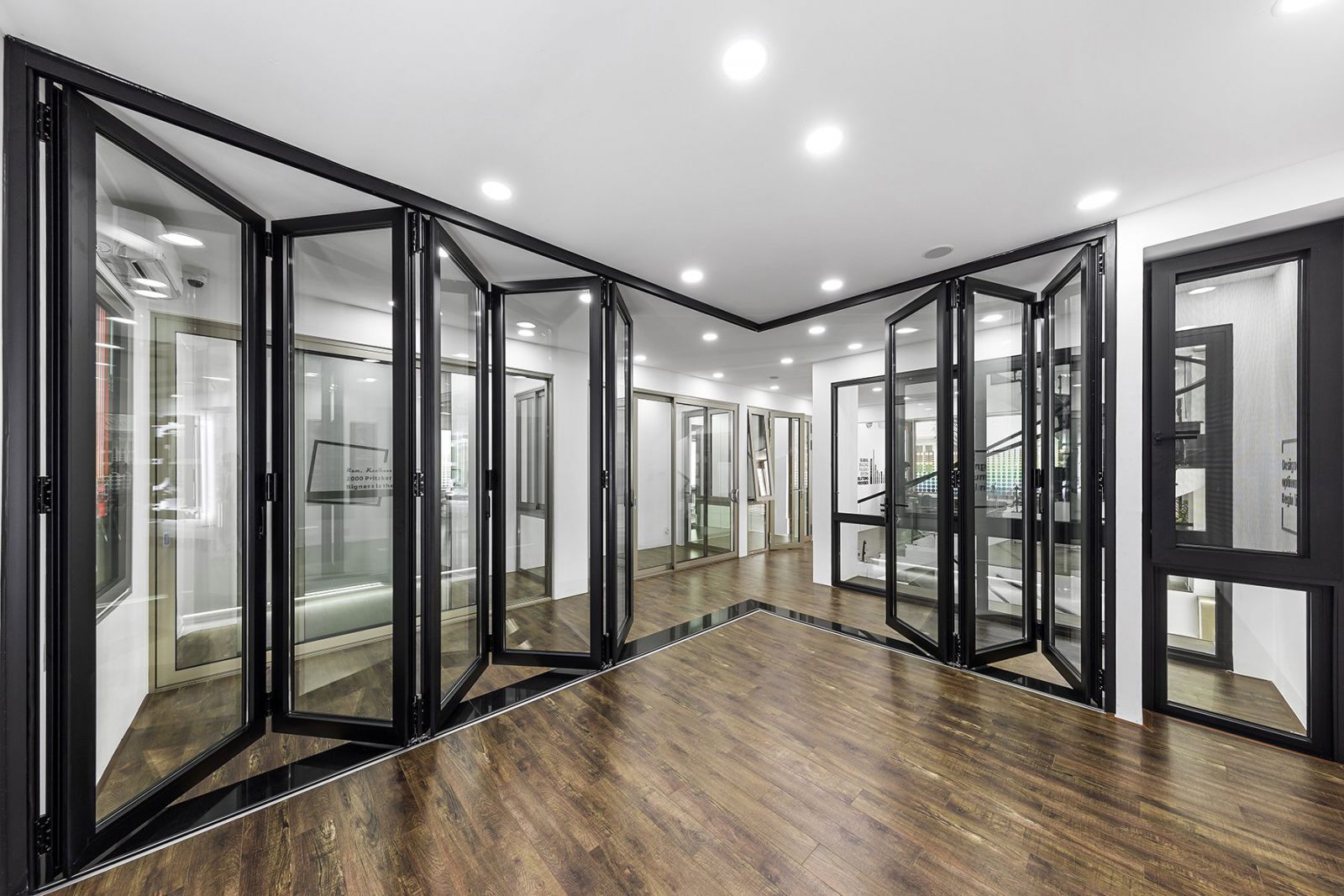 cửa nh&ocirc;m civro