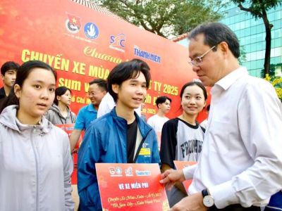 ‘Chuyến xe mùa xuân’ vừa lăn bánh đưa hơn 2.000 sinh viên, người lao động về quê đón Tết